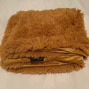 Celebrity Home Plush Throw Blanket